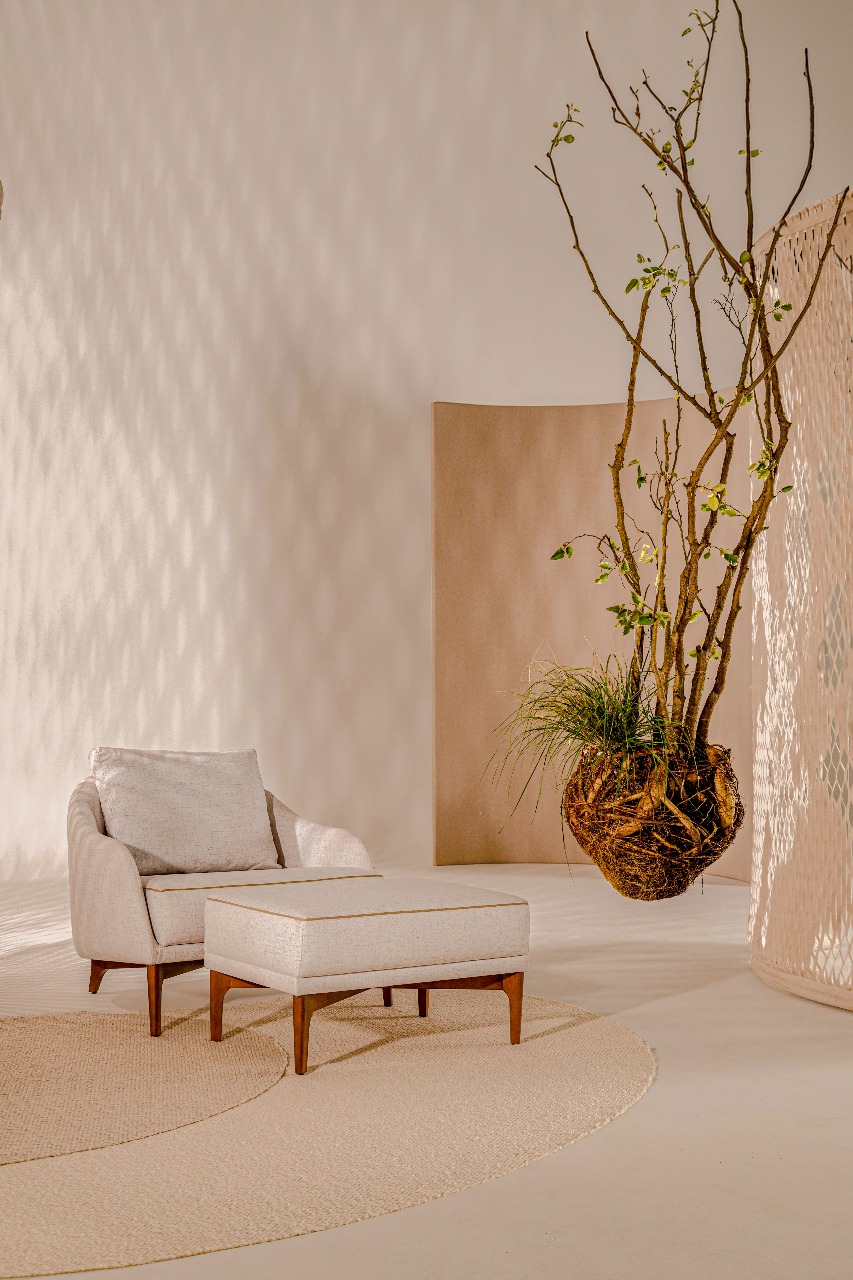 Poltrona com puff em ambiente decorado